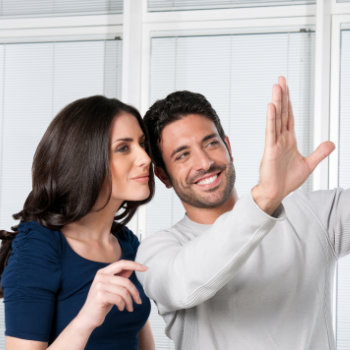 man talking to woman and showing something with his hand